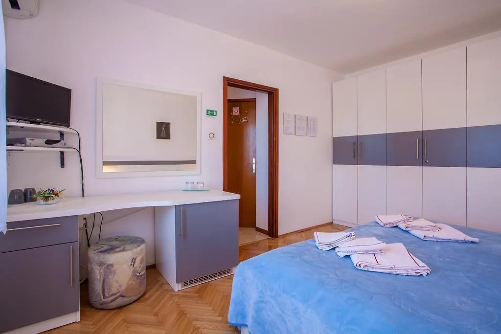 Rooms Kucic Cres 3*,